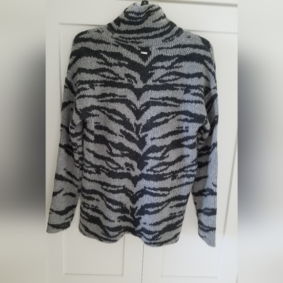 DKNY Zebra Print Turtleneck Sweater Grey /Graphite S - Picture 4 of 12